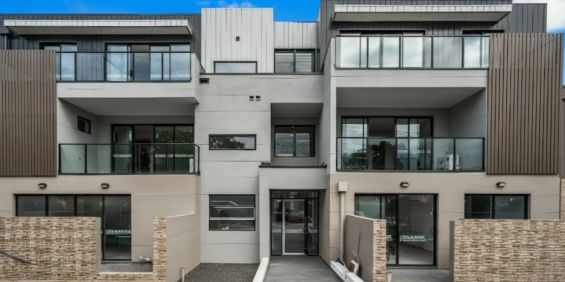 Top-Floor Elegance | 3 Bedrooms, 2 Bathrooms, City Views - Photo 3