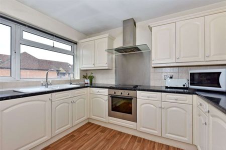 A spacious three bedroom duplex with private garden, garage and allocated parking space - Photo 4