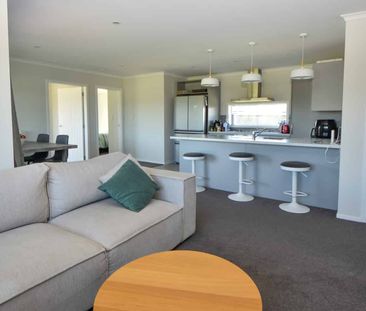 Stylish 3 bedroom home - Photo 4