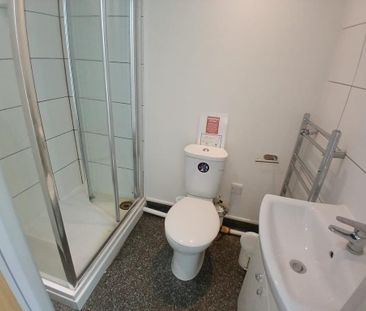 1 bedroom in a house share to rent - Photo 4