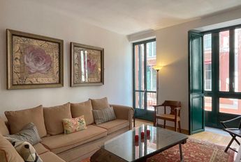 Apartamento amueblado de 3 dormitorios y 2 baños con patio en la Plaza de Cort, Palma.