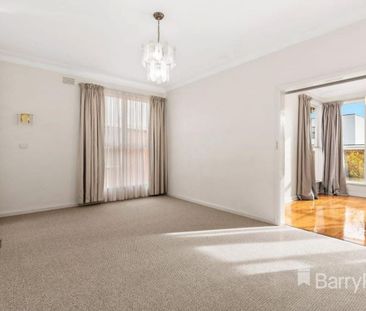Cosy & Light Drenched Home with All Comforts Included - Photo 1