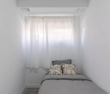Room in a shared 5-bedroom apartment for rent in Zofío - Foto 2