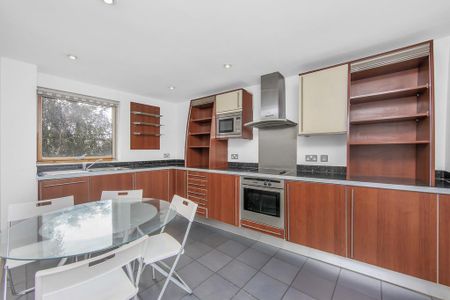 1 bedroom in a flat share to rent - Photo 3