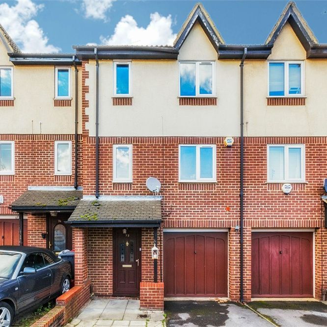 3 bed terraced house to rent in Littlebrook Avenue, Burnham, SL2 - Photo 1