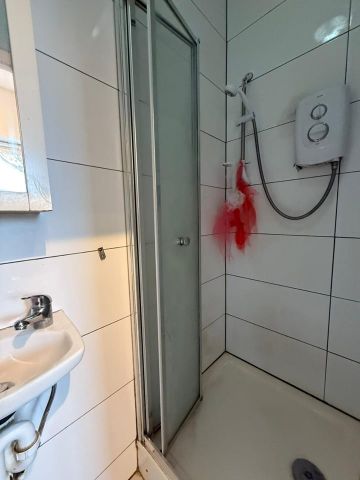 Studio Flat, High Road, IG1 - Photo 3