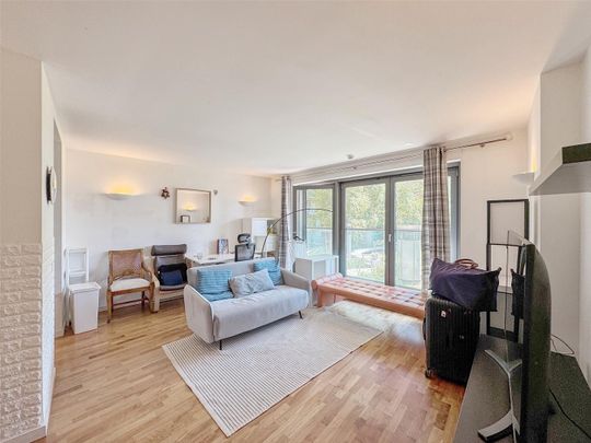 Fairmont Avenue, London - Photo 1