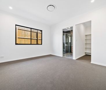 NEAR NEW LUXURY HOME WITH DUCTED AIR-CON - Photo 2