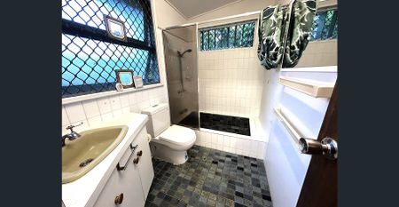 HUGE FAMILY HOME WITH POOL - Photo 4