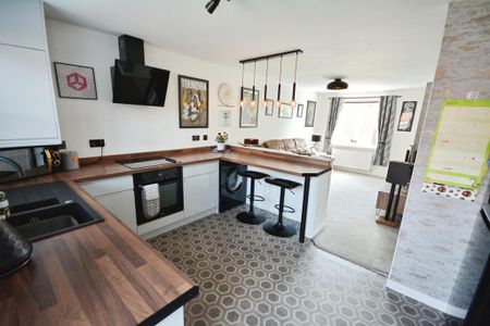 2 bedroom semi-detached house to rent - Photo 2