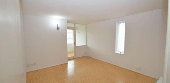 Addlestone, KT15 - Photo 2