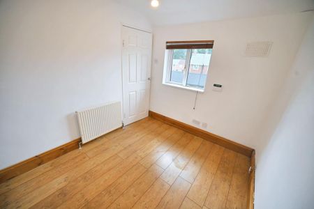 4 bedroom end of terrace house to rent - Photo 4