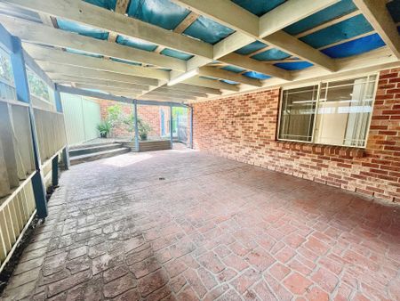 Large 4 Bedroom Family Home with Studio / 5th Bedroom - Photo 3