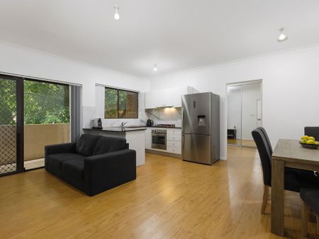 Stylish Apartment Offering Comfort & Convenience - Photo 2