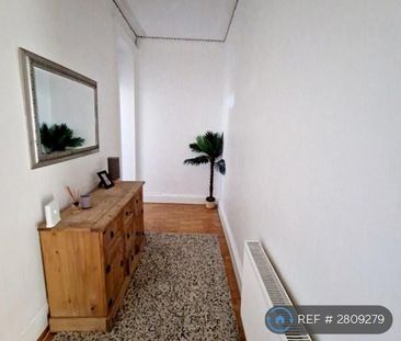 1 bedroom in a flat share to rent - Photo 3