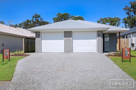 NEAR NEW 2 BEDROOM DUPLEX APARTMENT! - Photo 3