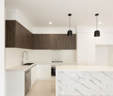 Stylish & Modern Townhouse in Prime Calamvale Location! - Photo 4