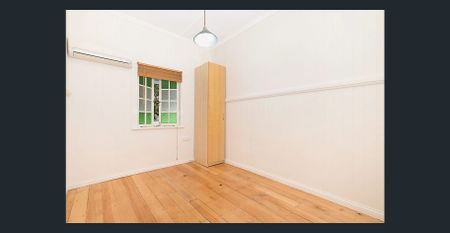 Charming Inner-City Cottage with Modern Comforts - Photo 4