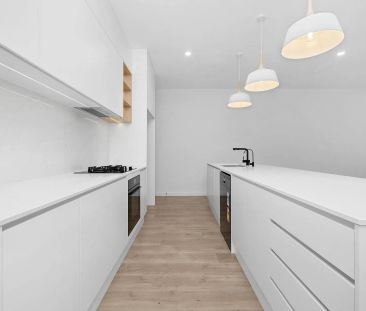 Modern 3-Bedroom Townhouse in Prime Woodforde Location - Photo 3