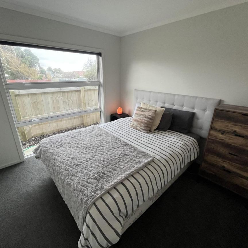 Modern three-bedroom home - Photo 1