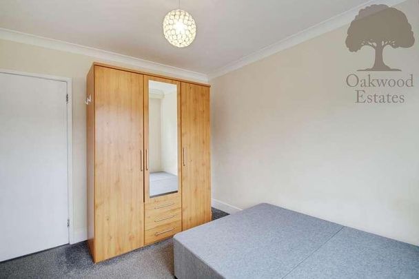 Bathurst Walk, Richings, SL0 - Photo 1