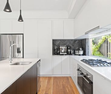 Minutes to Shopping Centre and Beaches - Photo 2