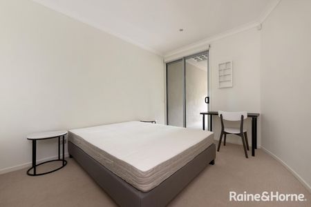 Spacious Modern Apartment in Prime Position - Photo 3