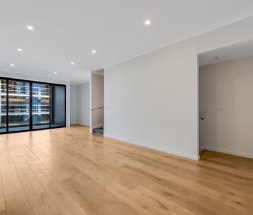 🏙️ Stylish Three-Storey Townhouse with Rooftop & City Views - Photo 1
