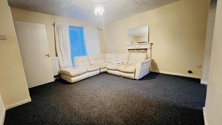 4 bedroom semi-detached house to rent - Photo 5