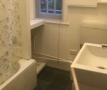 Charming Cottage Centrally Located In Hazelbrook! - Photo 2