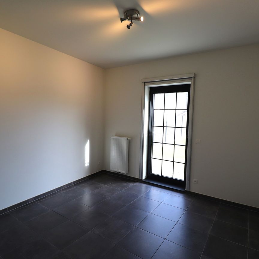 Een ruim gelijkvloers appartement met 3 slaapkamers, tuin en autostaanplaats. - Photo 1