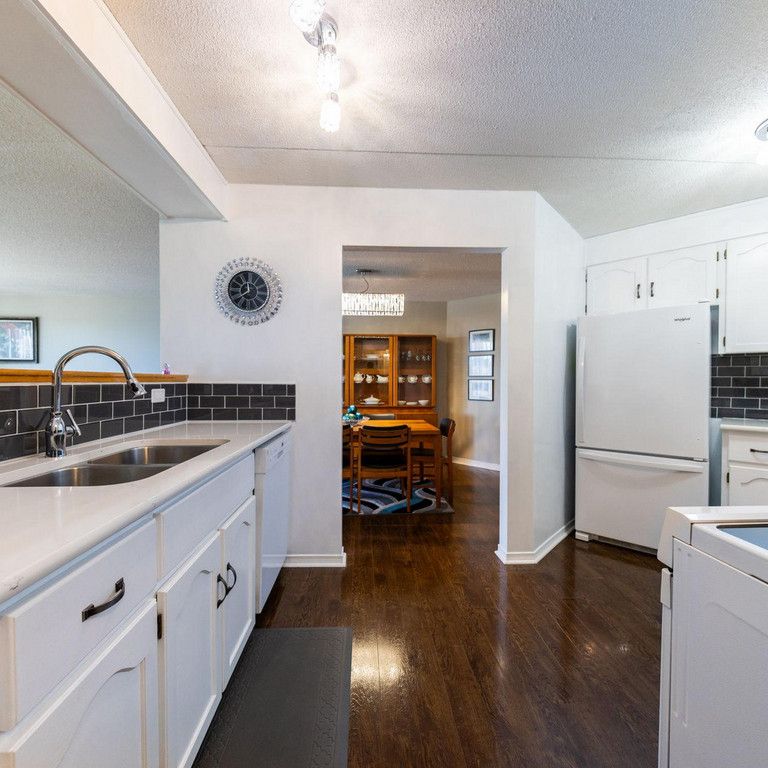 8 Christopher Court - Photo 1