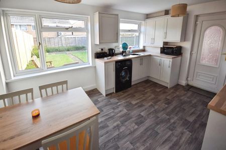 3 bedroom detached house to rent - Photo 2