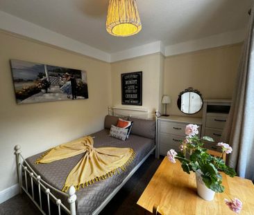 Room 1: 40A Farnham Road, Onslow, Guildford GU2 4JN- NO ADMIN FEES! - Photo 2