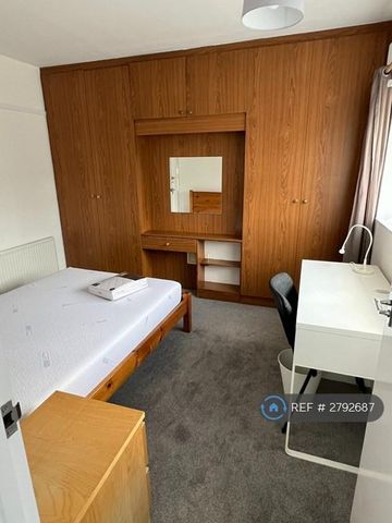 5 bedroom semi-detached house to rent - Photo 4