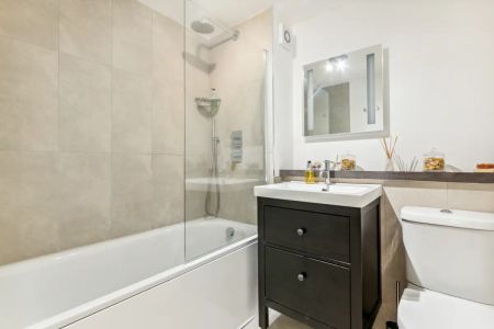 3 bedroom flat in London - Photo 2