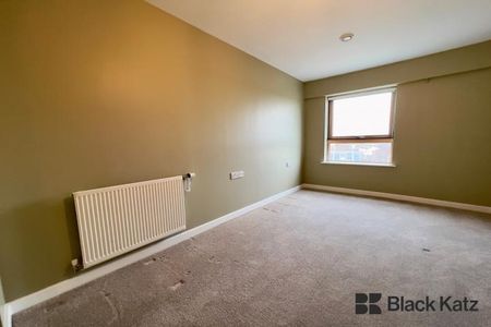 Flooded with natural light with private balcony & gorgeous views - Photo 2