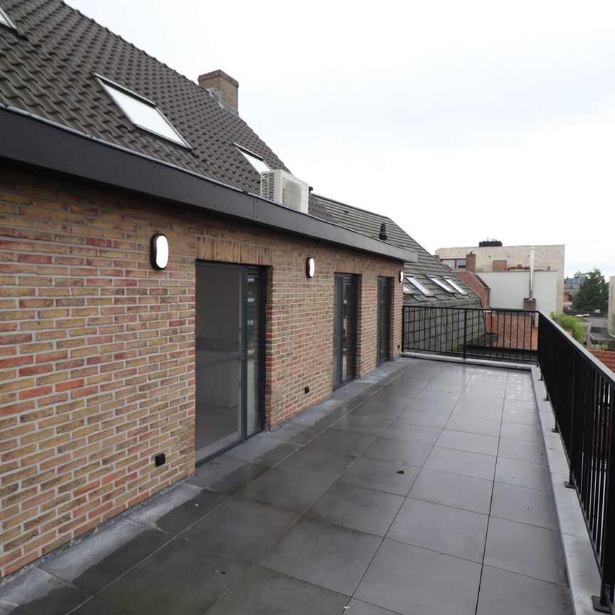 Gerenoveerd duplex-appartement (2de en 3de verdieping) met terras (ca 28 m²), garage en fietsenberging. - Photo 1