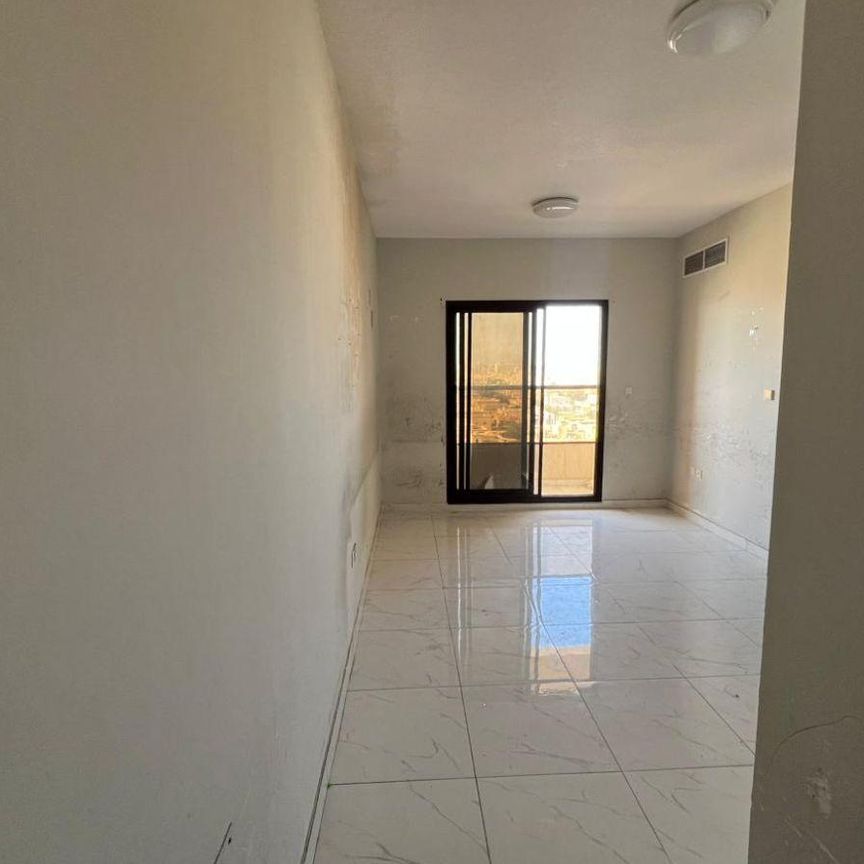 A very prime and vibrant location. One bedroom, li - Photo 1