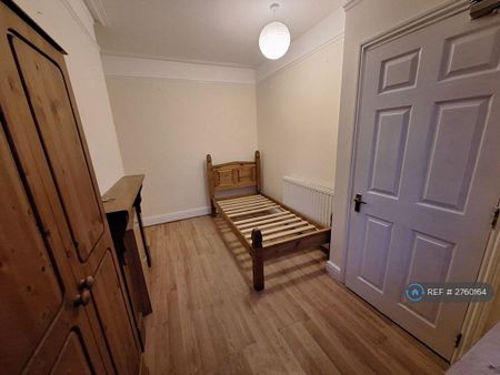 1 bedroom in a house share to rent - Photo 2