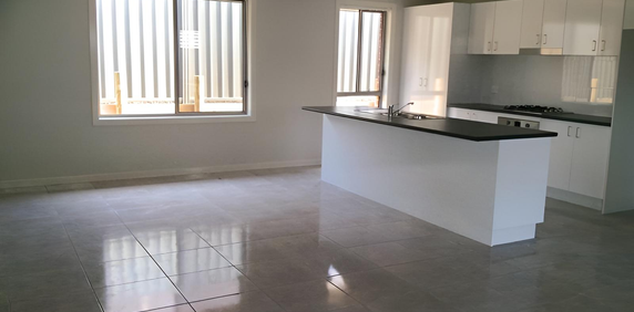 SPACIOUS FAMILY HOME WITH MODERN COMFORTS - Photo 2