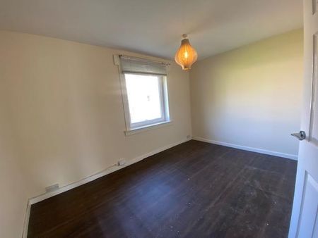 3 bedroom flat to rent - Photo 4