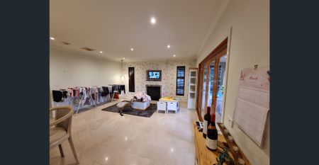 Perfect Family Home in a Perfect Location!!! 4Bedrooms with En-suites - Photo 3