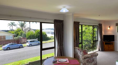 Spacious Family Home - Photo 3