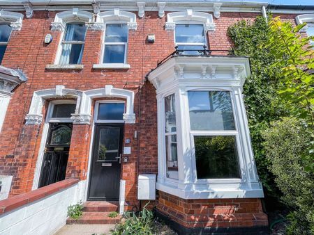 🌟 Ideal Location on Chantry Lane, Grimsby 🌟 Room 1 - En-Suite - Photo 3