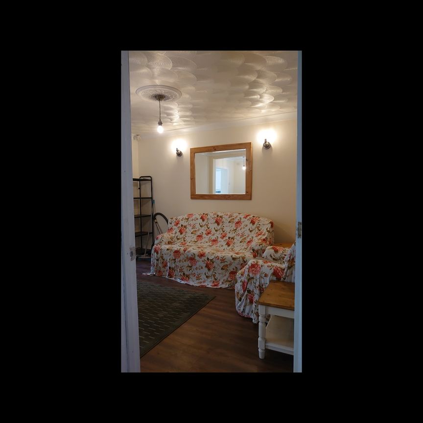 5 Bed Semi-Detached House, Honeysuckle Road, SO16 - Photo 1