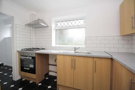 3 bedroom semi-detached house to rent - Photo 4