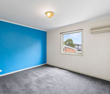 Large 2-Storey Murrumbeena Townhouse! - Photo 4