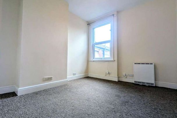 4 bedroom flat to rent - Photo 1