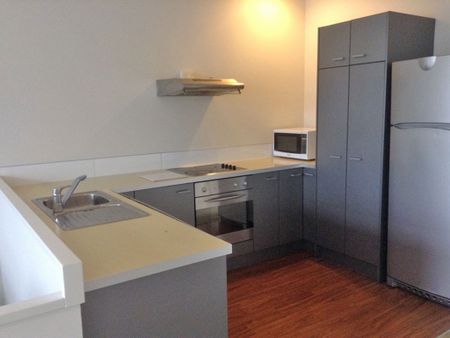 Spacious 71sqm, two parks & balconies! - Photo 3